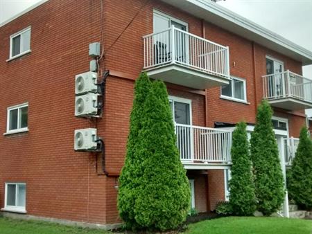 Beloeil grand 4 1/2 avec (2) stationnements déneigés ,entrée laveuse/sécheuse thermopompe, disponible pour le 1 Février 2026.