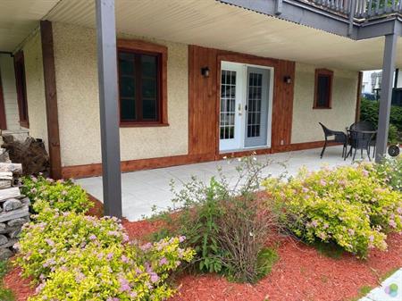 Grand 3 1/2 complètement rénové, bord de l’eau (location à l’année, avec bail)