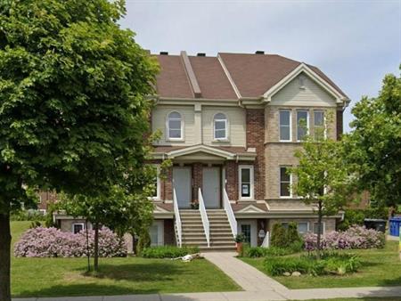 Grand 4 1/2 avec Mezzanine à louer !