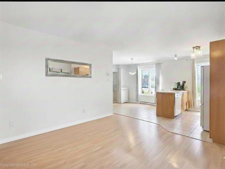 Condo 4½ à louer – Sainte-Catherine – 1 550 $