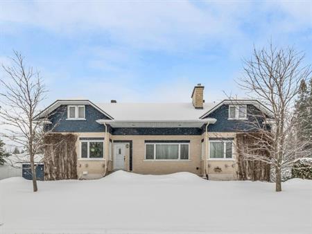 En face de l'université Laval