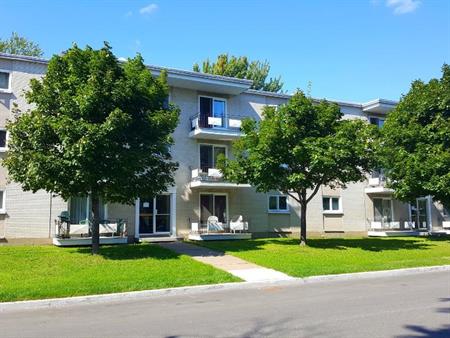 Grand 4 1/2 entièrement rénové pour février