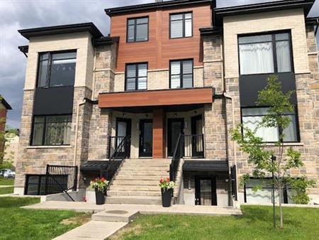 **SUPERBE 4,5 À LOUER LAVAL (Ste-Rose/Champfleury)**