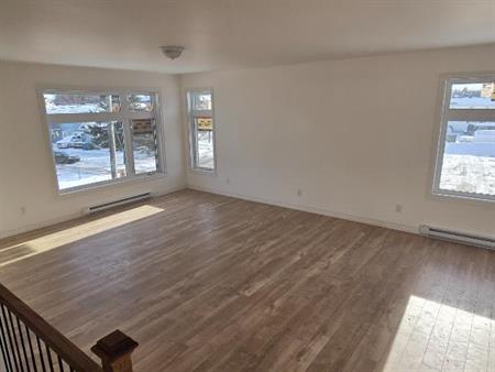 5 1/2 a louer, construction 2025, jamais habité, triplex tranquille proche du centre ville.