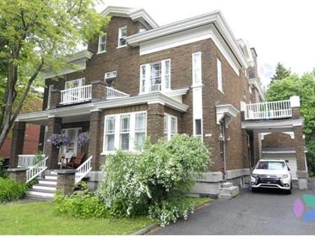 5 1/2 (2CC+bureau) sur 2étages(2e et 3e)