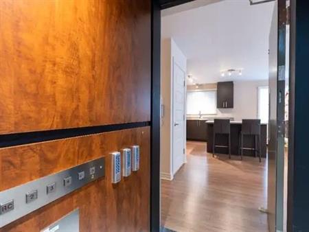 5 1/2 saint hubert disponible juin et juillet