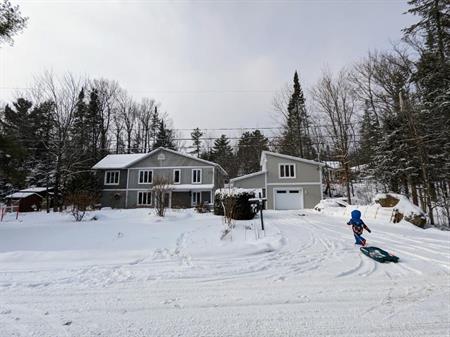 Maison à louer Estrie : Orford (Montagnac) 4 chambres; 2 SB; salle familiale ;piscine creusée chauffée; SPA. Entièrement meub