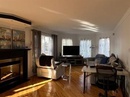 maison avec 4 1/2 disponible des maintenant