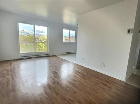 2 CH - 1 SDB - Longueuil - $1,425 /mo