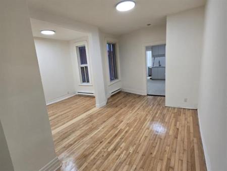 4 1/2 a louer Rosemont avec balcon et cour arrière