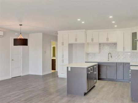 3 CH - 2 SDB - Sherbrooke - $1,820 /mo