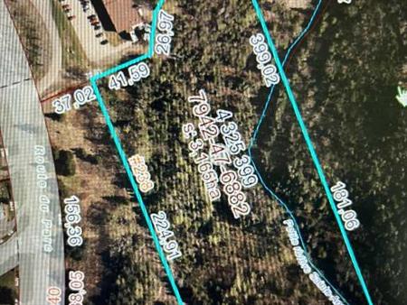 Grand terrain à Sainte Anne Des Monts avec petite rivière.