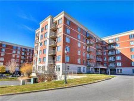 4 1/2 avec garage à Saint-Laurent (côté métro Du College)