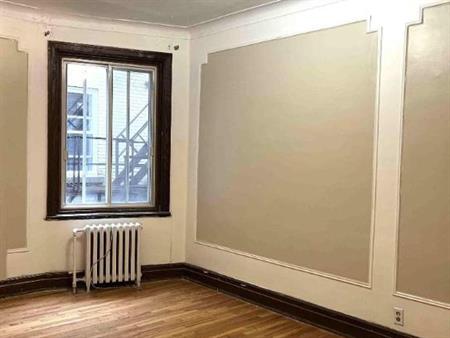 PRES DU METRO SNOWDON 2 CHAMBRES FERMEES- RENOVE