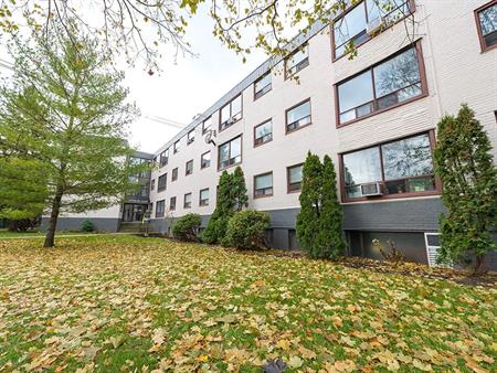 Crown Hill Place Apartments