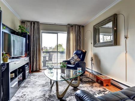 À CHARLESBOURG 4 ½ AU DERNIER ÉTAGE COTÉ COUR, 1275$/MOIS TOUT COMPRIS, DISPONIBLE POUR JANVIER, FÉVRIER OU MARS