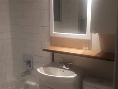 APPARTEMENT 4-1/2 - 2 CHAMBRES - INTERNET/CABLE/STATIONNEMENT