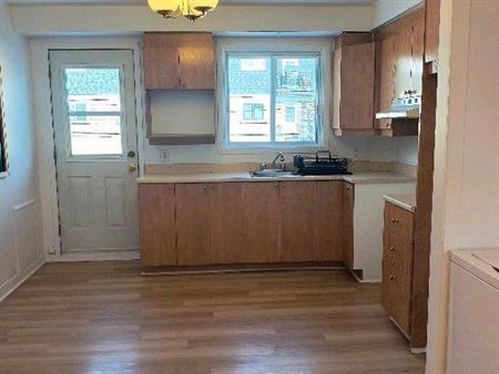 Grand 3-1/2 ( ancien 4-1/2) lumineux, disponible immédiatement