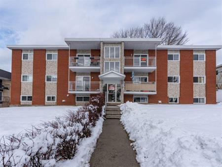 Grand 5 et 1/2 rénové.