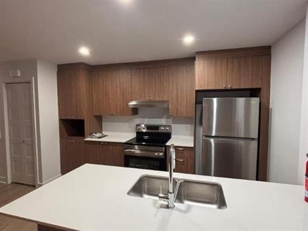 3 CH - 1 SDB - Sherbrooke - $1,440 /mo