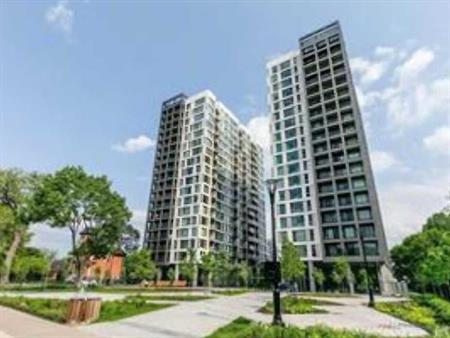 🏙️ Condo meublé 2 ch + stationnement intérieur – Centre-ville