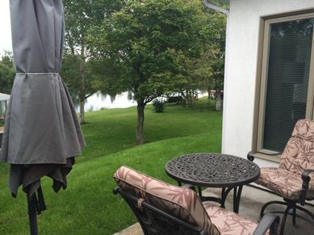 A LOUER AU MOIS APPARTEMENT meublé au BORD DE L'EAU