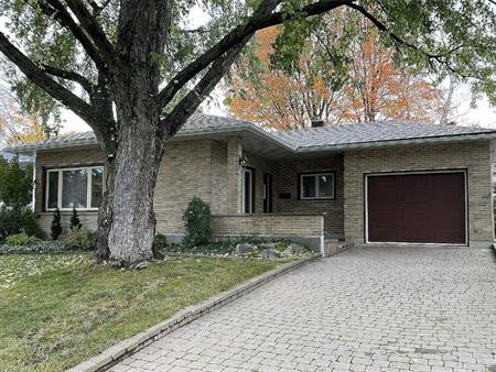 Maison familiale 3 chambres à Sainte-Foy | Sous-sol aménagé, garage, jardin – Tout inclus à Sainte-Foy, Québec