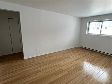 Grand et beau 4 1/2 à Longueuil