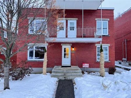 TRÈS GRAND 5-1/2 À LOUER À 400 MÈTRES DE L'UNIVERSITÉ DE SHERBROOKE