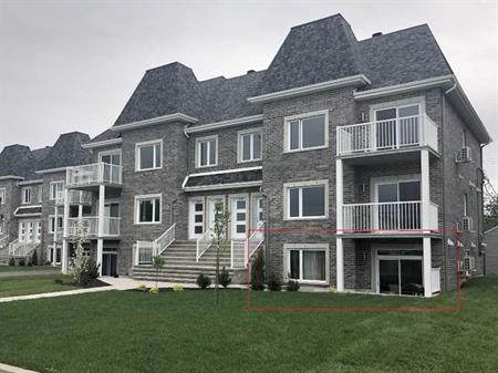 Condo deux chambres ( rez-de-jardins) + deux stationnements à Chambly