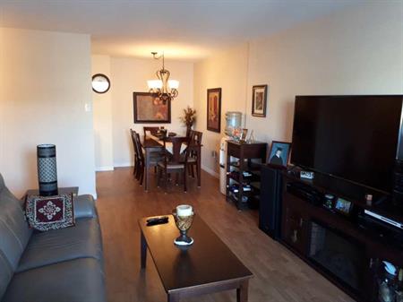 SUPERBE 4½ - ENTIÈREMENT RÉNOVÉ AU DERNIER ÉTAGE - 1445$/MOIS TOUT INCLUS, DISPONIBLE POUR JUILLET