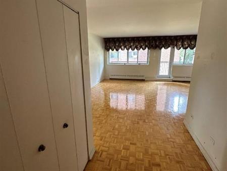 2 CH - 1 SDB - St-Laurent - $1,595 /mo