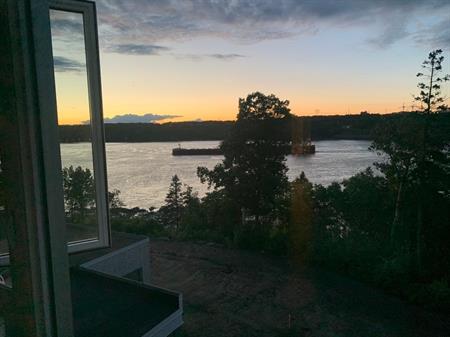 Grand 4 1/2 neuf et luxueux avec vue sur le fleuve