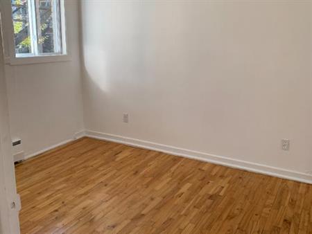 3 1/2 CHAUFFE EAU CHAUDE PRES DU METRO A AHUNTSIC