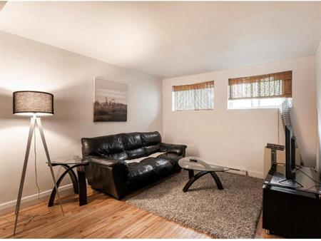 Appartement 4 1/2 - 2 chambres à coucher – 75 m² (817 p2), stationnement et cour arrière inclus