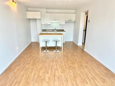 COQUET 3 1/2 RDC, ascenseur, gym, piscines!