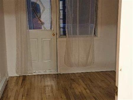 Villeray, charmant 3 1/2 Non-Fumeur, 2ème étage maison tranquille.