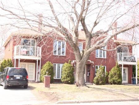 Beau grand 4 1/2 avec Grand court en Avant