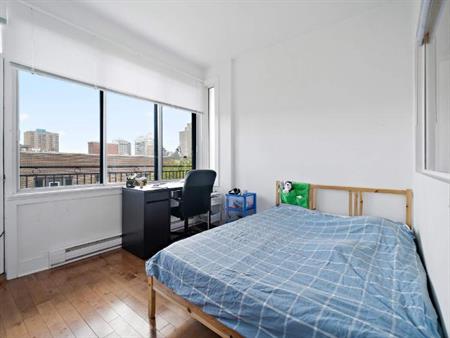 GHETTO MCGILL- 4 ½ RÉNOVÉ & MEUBLÉ – 2 CHAMBRES FERMÉES