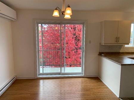 5 ½ (3 chambres fermées) à louer disponible immédiatement situé au 2e étage d’un triplex à St-Hubert.
