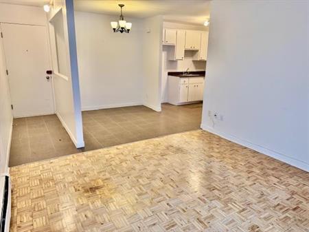 Coquet 4 1/2 3e étage tout béton - eau chaude + chauffage inclus - MARS ou JUILLET