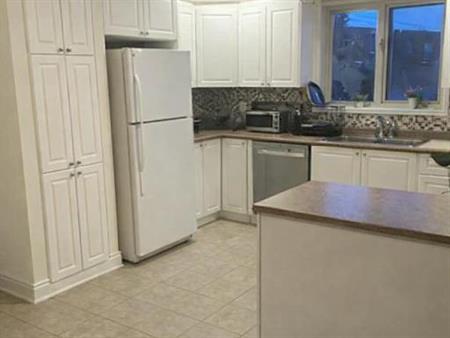 Grand 5 1/2 à Anjou (1400 pi2, 2e étage, place Montrichard)