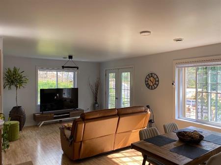 Condo 4 ½ à louer avec eau chaude, chauffage et air climatisé inclus pour 1 600$ par mois. Ste-Agathe-des-Monts