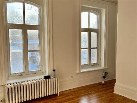 Vieux Lévis, 3 1/2 chauffé stationnement beaucoup de cachet