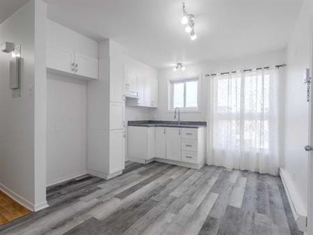 Beau 4 1/2 au 2e étage disponible le 1er juillet 2026.