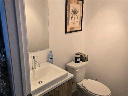 5 1/2 à céder 1er mars 3 grandes chambres 2 salles de bain