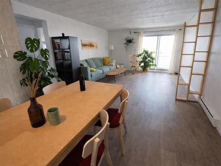 Impeccable 4 1/2 refait à neuf, gym, internet, piscines