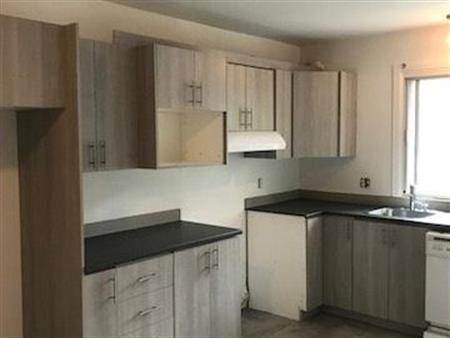 APPARTEMENT 4-1/2 - 2 CHAMBRES - INTERNET/CABLE/STATIONNEMENT