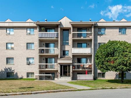 Logement à louer à Terrebonne 4 ½ libre 2e étage 1180$ Beau et grand 4 1/2 libre immédiatement situé derrière les Galeries de