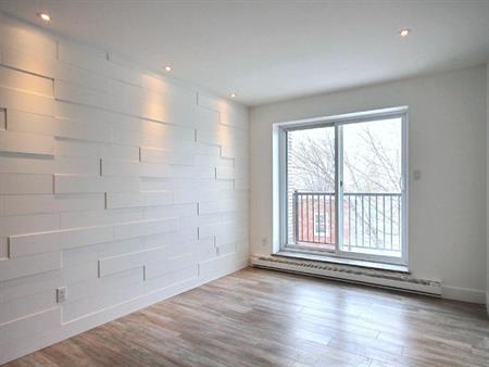 ✨ GRAND 2 1/2 - SEMI-MEUBLÉ / BALCON + RANGEMENT ✨